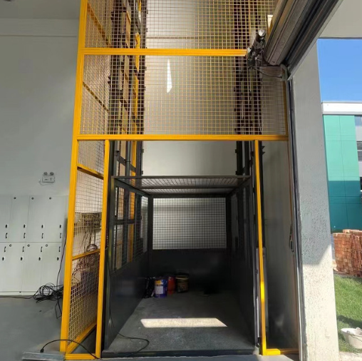 龙南导轨式升降机助力物流园破解运输难题