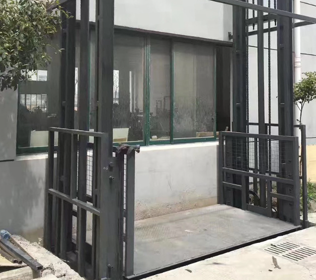 龙南导轨式施工升降机助力民生工程提速增效